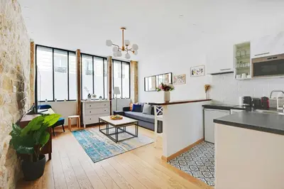 Cuisine ou kitchenette dans l'établissement Duplex pour 6 a Republique Confort et Centralite
