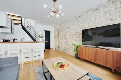 Cuisine ou kitchenette dans l'établissement Duplex pour 6 a Republique Confort et Centralite