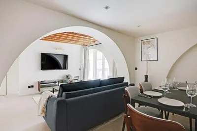Télévision ou salle de divertissement dans l'établissement Cozy apartment - 1BR-4P - Les Halles