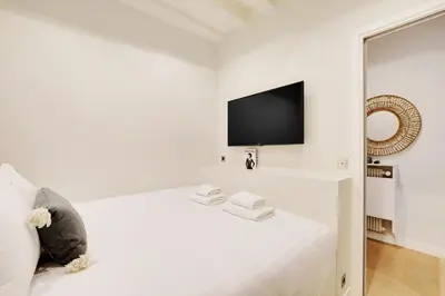 Télévision ou salle de divertissement dans l'établissement Pick A Flat's Apartment in Palais Royal - Rue de Richelieu