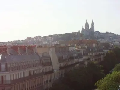 Vue générale sur Paris ou vue de la ville depuis l'appartement