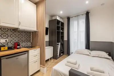 Cuisine ou kitchenette dans l'établissement Raymond - Cosy studio proche Montparnasse