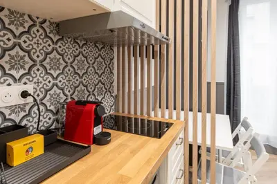 Cuisine ou kitchenette dans l'établissement Raymond - Cosy studio proche Montparnasse
