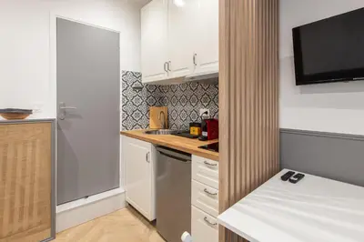 Cuisine ou kitchenette dans l'établissement Raymond - Cosy studio proche Montparnasse