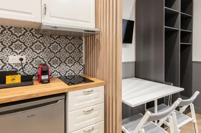 Cuisine ou kitchenette dans l'établissement Raymond - Cosy studio proche Montparnasse