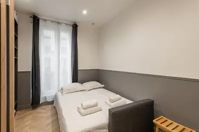 Un ou plusieurs lits dans un hébergement de l'établissement Raymond - Cosy studio proche Montparnasse