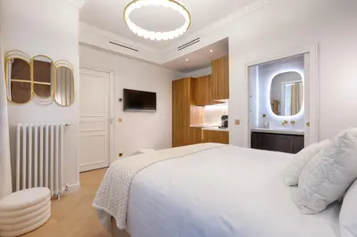 Un ou plusieurs lits dans un hébergement de l'établissement Charming Pied-à-Terre Champs-Élysée