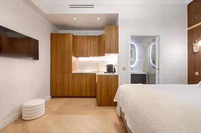 Un ou plusieurs lits dans un hébergement de l'établissement Charming Pied-à-Terre Champs-Élysée