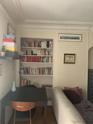 Bibliothèque dans le séjour chez l'habitant
