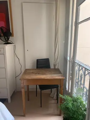 Télévision ou salle de divertissement dans l'établissement Parisien Solitaire -chambre d'hôte