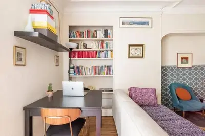 Coin salon dans l'établissement Parisien Solitaire -chambre d'hôte