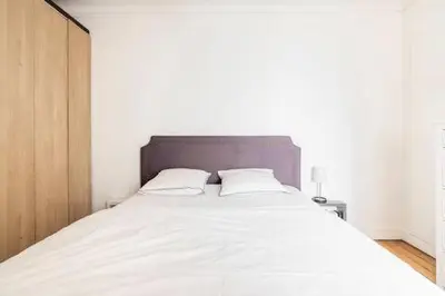 Un ou plusieurs lits dans un hébergement de l'établissement Parisien Solitaire -chambre d'hôte