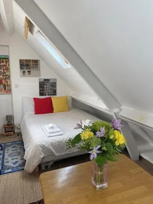 Un ou plusieurs lits dans un hébergement de l'établissement Romantic Studio apt Historical Center Paris Marais