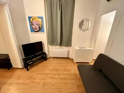 Télévision ou salle de divertissement dans l'établissement Cosy 2 rooms Montmartre - Eugène Suë