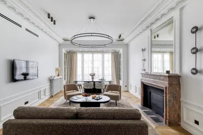 Télévision ou salle de divertissement dans l'établissement Oniri - Serviced Apartments in Louvre - Rue de Rivoli