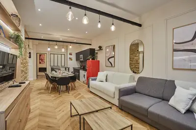 Télévision ou salle de divertissement dans l'établissement Sublime apartment in the heart of Paris 10 people FBMAR5
