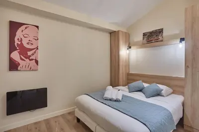 Un ou plusieurs lits dans un hébergement de l'établissement Sublime apartment in the heart of Paris 10 people FBMAR5