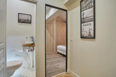 Un ou plusieurs lits dans un hébergement de l'établissement Sublime apartment in the heart of Paris 10 people FBMAR5
