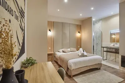 Un ou plusieurs lits dans un hébergement de l'établissement Sublime apartment in the heart of Paris 10 people FBMAR5