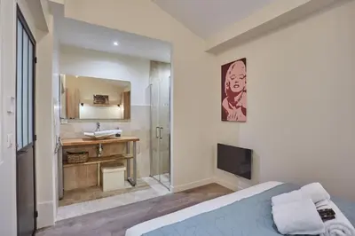 Un ou plusieurs lits dans un hébergement de l'établissement Sublime apartment in the heart of Paris 10 people FBMAR5