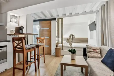 Cuisine ou kitchenette dans l'établissement Studio Herold - Place de Victoires by B'Your Home