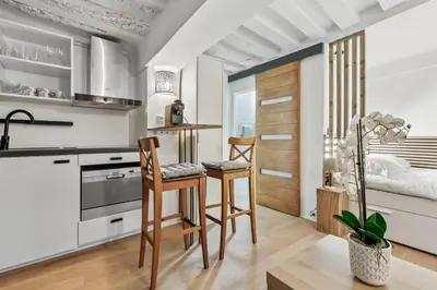 Cuisine ou kitchenette dans l'établissement Studio Herold - Place de Victoires by B'Your Home