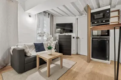 Cuisine ou kitchenette dans l'établissement Studio Herold - Place de Victoires by B'Your Home