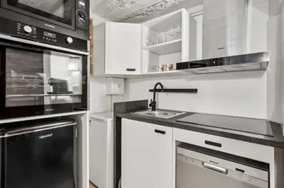 Cuisine ou kitchenette dans l'établissement Studio Herold - Place de Victoires by B'Your Home