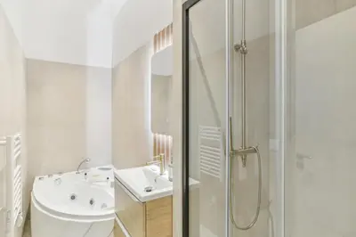 Salle de bains dans l'établissement Lavie Maison AC and Hot Tub close Arc de Triomphe