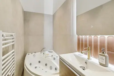 Salle de bains dans l'établissement Lavie Maison AC and Hot Tub close Arc de Triomphe