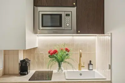 Cuisine ou kitchenette dans l'établissement Lavie Maison AC and Hot Tub close Arc de Triomphe