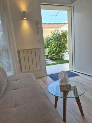 Coin salon dans l'établissement Maison chaleureuse jacuzzi, climatisation et parking payants