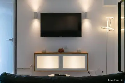 Télévision ou salle de divertissement dans l'établissement Maison chaleureuse jacuzzi, climatisation et parking payants