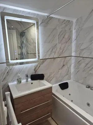 Salle de bains dans l'établissement Maison chaleureuse jacuzzi, climatisation et parking payants
