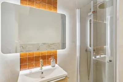 Salle de bains dans l'établissement Lavie Maison Hot Tub and AC Near Arc de Triomphe