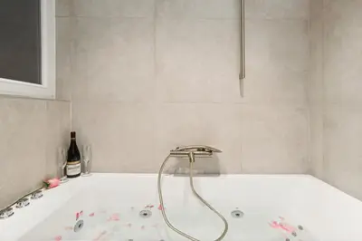 Salle de bains dans l'établissement Lavie Maison Hot Tub and AC Near Arc de Triomphe