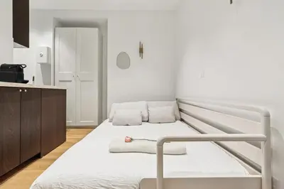 Un ou plusieurs lits dans un hébergement de l'établissement Lavie Maison Hot Tub and AC Near Arc de Triomphe