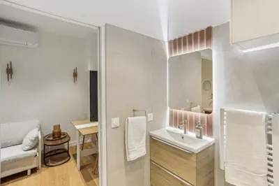 Plan de l'établissement Lavie Maison Hot Tub and AC Near Arc de Triomphe