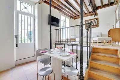 Coin salon dans l'établissement Maison à Saint-Germain-des-Prés