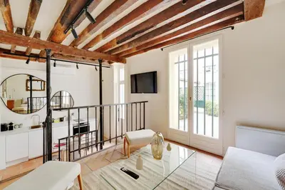 Télévision ou salle de divertissement dans l'établissement Maison à Saint-Germain-des-Prés