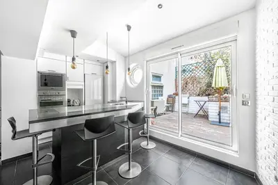Cuisine ou kitchenette dans l'établissement Loft Luxembourg - Vavin 1bdr by B'Your Home