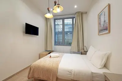 Un ou plusieurs lits dans un hébergement de l'établissement Bel Appartement Buttes-chaumont
