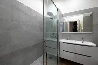 Salle de bains dans l'établissement Bel Appartement Buttes-chaumont