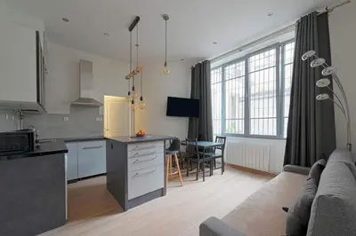 Cuisine ou kitchenette dans l'établissement Bel Appartement Buttes-chaumont
