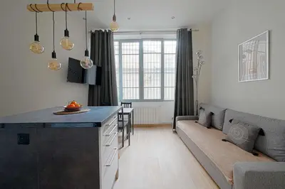 Coin salon dans l'établissement Bel Appartement Buttes-chaumont