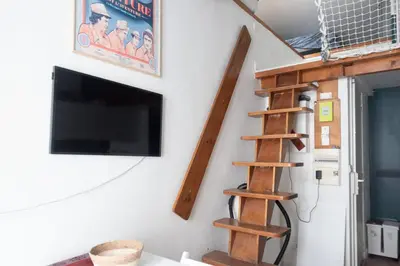 Télévision ou salle de divertissement dans l'établissement Charming studio for two in the 10th