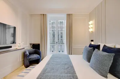 Télévision ou salle de divertissement dans l'établissement TheLander - Serviced Apartments in Saint Germain des Prés