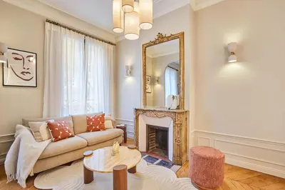 Coin salon dans l'établissement Amazing apartment Saint Germain des Pres with AC by Studio Prestige