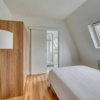 Un ou plusieurs lits dans un hébergement de l'établissement One bedroom Elegant & Central - Opera Montmartre Lafayette