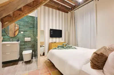 Télévision ou salle de divertissement dans l'établissement Appartement Triplex à Saint-Germain-des-Prés